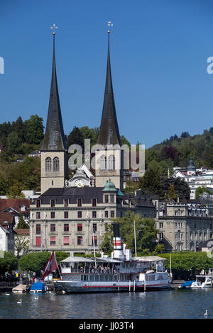 Il lungomare e la Hofkirche nella città di Lucerna (Luzurn) in Svizzera. La Hofkirche o chiesa di San Leodegar, è una chiesa cattolica romana w Foto Stock