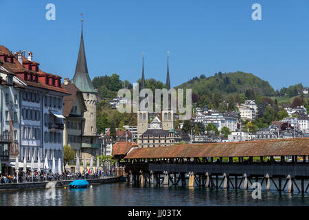 Il Ponte della Cappella (Kapellbrucke) e la Hofkirche nella città di Lucerna (Luzurn) in Svizzera. La Hofkirche o chiesa di San Leodegar, è un gatto Romano Foto Stock