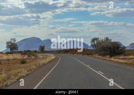 Kata Tjuta nel semi ombreggiate nel sole pomeridiano,vista dalla strada principale, nuvoloso cielo blu, rosso secco, il paesaggio del deserto, aspetto orizzontale. Foto Stock