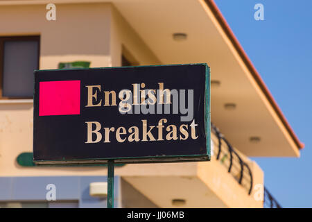 Prima colazione inglese cartello sulla strada Foto Stock