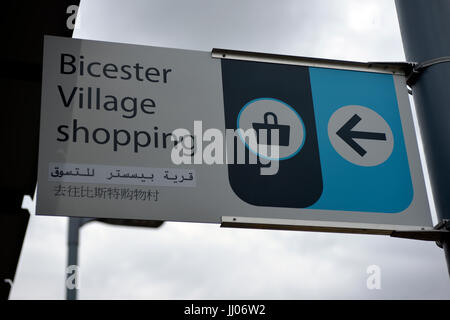 Gli acquirenti che arrivano presso il Villaggio di Bicester rail station Foto Stock