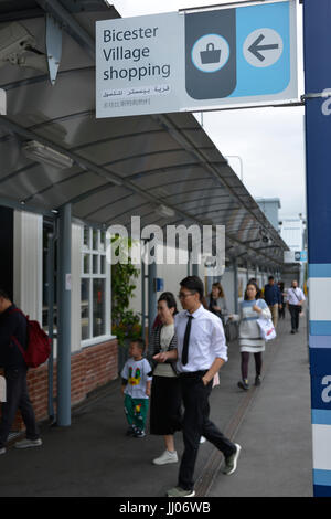 Gli acquirenti che arrivano presso il Villaggio di Bicester rail station Foto Stock