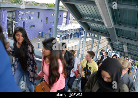 Gli acquirenti che arrivano presso il Villaggio di Bicester rail station Foto Stock