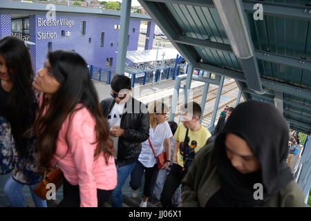 Gli acquirenti che arrivano presso il Villaggio di Bicester rail station Foto Stock