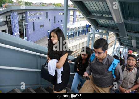 Gli acquirenti che arrivano presso il Villaggio di Bicester rail station Foto Stock