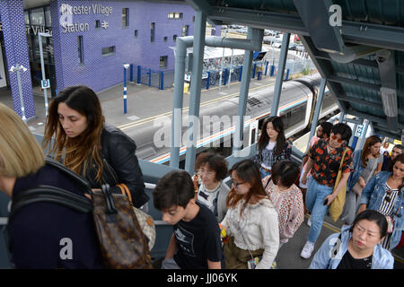 Gli acquirenti che arrivano presso il Villaggio di Bicester rail station Foto Stock