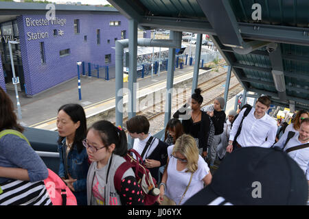 Gli acquirenti che arrivano presso il Villaggio di Bicester rail station Foto Stock