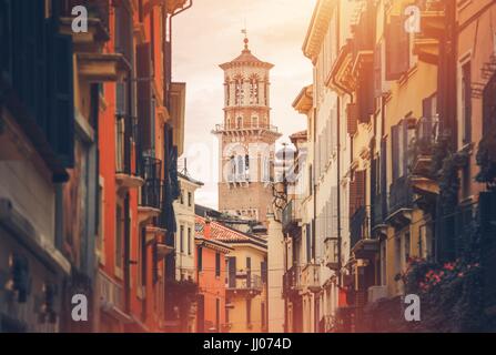 Strade di Verona Italia. Architettura della città medievale di Verona. Foto Stock