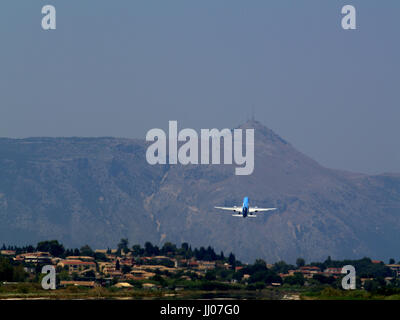 TUI airlines, il numero di volo G-OOBN decollare da Ioannis Kaposistrias Aeroporto Corfu, Grecia Foto Stock