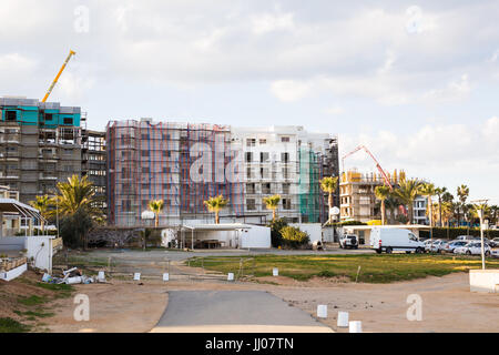 Protaras, Cipro - Febbraio, 15, 2017. Costruzione di automobili che lavoravano alla costruzione di un nuovo hotel a Protaras. Scena urbana. Foto Stock