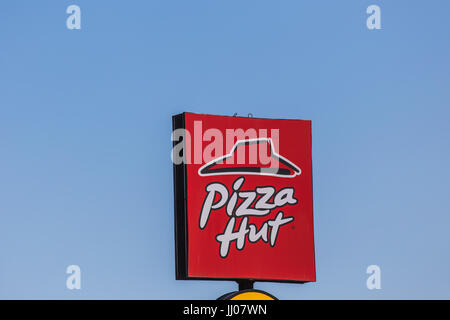 AYIA NAPA, Cipro - 25 febbraio 2017: Pizza Hut Restaurant Sign. Pizza Hut è uno dei principali ristoranti pizza a Cipro. Foto Stock