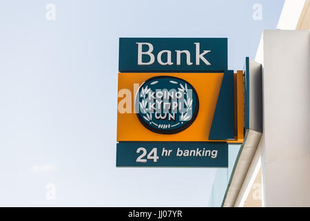 AYIA NAPA, Cipro - 25 febbraio 2017: Il segno su un ramo della Banca di Cipro il 25 febbraio 2017 in Ayia Napa, Cipro Foto Stock