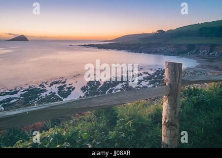 Affacciato sulla spiaggia di Wembury al tramonto Foto Stock