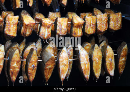 Fresche tradizionali di pesce affumicato in fumatore Foto Stock