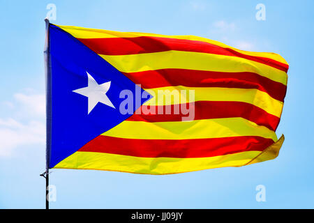 La estelada, catalano di pro-indipendenza, bandiera sventola sul cielo blu Foto Stock