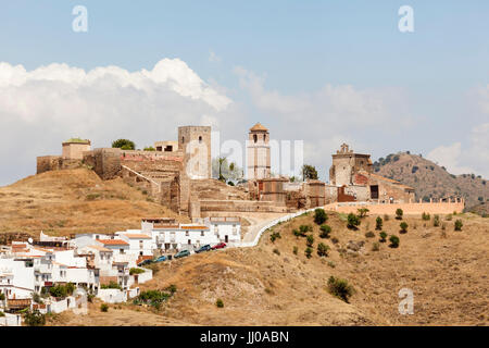 Castello medievale presso il villaggio andaluso Alora. Provincia di Malaga, Spagna Foto Stock