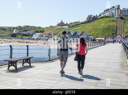 Un paio di passeggiare lungo il molo a Saltburn dal mare,Inghilterra,UK Foto Stock