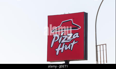 AYIA NAPA, Cipro - 25 febbraio 2017: Pizza Hut Restaurant Sign. Pizza Hut è uno dei principali ristoranti pizza a Cipro. Foto Stock