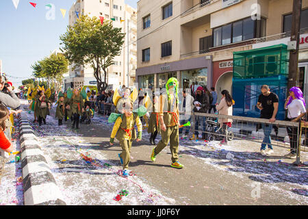 LIMASSOL, Cipro - 26 febbraio: le persone felici in squadre vestito con costumi colorati a famose, febbraio 26, 2017 in Limassol Foto Stock