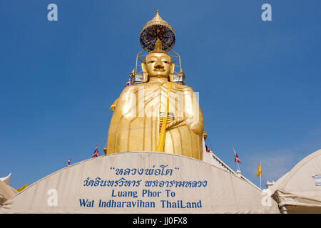 Il 32 metri di elevato standing statua del Buddha (noto come Luang Pho a) al Wat Intharawihan, un tempio buddista in Phra Nakohn District, Bangkok, Thailandia. Foto Stock