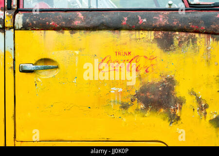 Rusty VW Coca Cola Split Screen Volkswagen camper van a VW mostra. Inghilterra Foto Stock