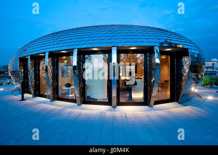 L'Europa, Germania, Duesseldorf, i ciottoli Bar dell'Hyatt Regency hotel al porto Medienhafen, JSK architetti. Foto Stock