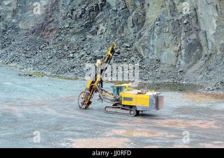 Perforatore in una cava miniera. industria mineraria. Foto Stock