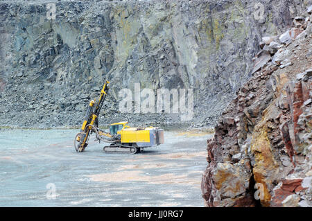 Perforatore in una cava miniera. industria mineraria. Foto Stock