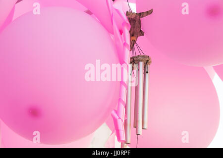 Mazzetto di appendere aria rosa palloncini, scacciapensieri, Nastro arricciato, festa di compleanno, baby doccia decorazione, Valentino, concetto romantico, sfondo Foto Stock