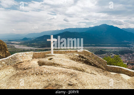 Croce Bianca nella Santa Trinità Monastero, vista di Kalambaka, Meteora, Grecia Foto Stock