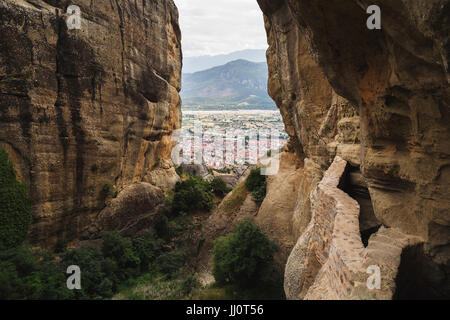 Città di Kalambaka trogolo rocce di Meteora di telaio. UNESCO World Heritage Site, Trikala, Grecia Foto Stock