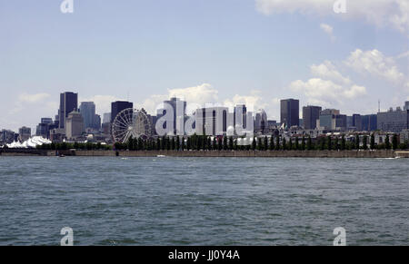 Montreal, Canada, 16 luglio, 2017. Montreal lo skyline di come si vede da St-Helen dell isola nel fiume St-Lawrence. Credit:Mario Beauregard/Alamy Live News Foto Stock