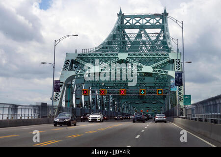 Montreal, Canada, 16 luglio, 2017. Carreggiata sul Jacques Cartier ponte che attraversa il fiume St-Lawrence in Montréal, Québec.Credit:Mario Beauregard/Alamy Li Foto Stock