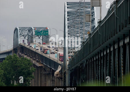 Montreal, Canada, 16 luglio, 2017. Carreggiata sul Honore-Mercier ponte che attraversa il fiume St-Lawrence in Montréal, Québec.Credit:Mario Beauregard/Alamy Liv Foto Stock