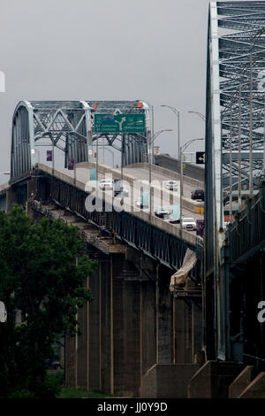 Montreal, Canada, 16 luglio, 2017. Carreggiata sul Honore-Mercier ponte che attraversa il fiume St-Lawrence in Montréal, Québec.Credit:Mario Beauregard/Alamy Liv Foto Stock