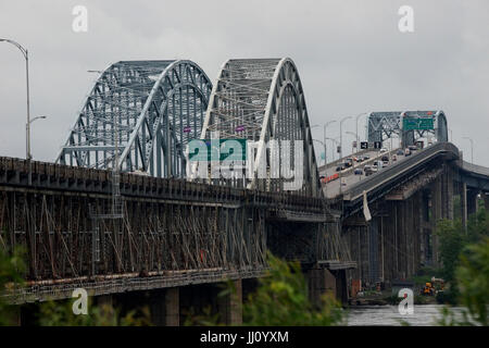 Montreal, Canada, 16 luglio, 2017. Carreggiata sul Honore-Mercier ponte che attraversa il fiume St-Lawrence in Montréal, Québec.Credit:Mario Beauregard/Alamy Liv Foto Stock