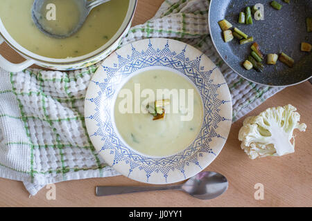 Piastra della zuppa di cavolfiore Foto Stock