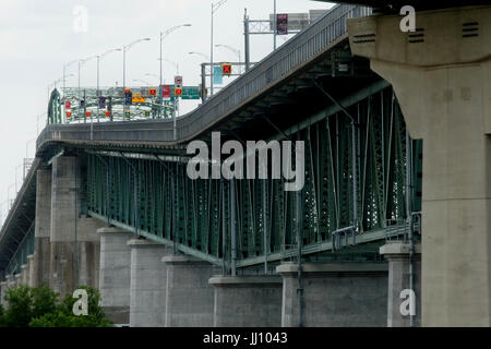 Montreal, Canada, 16 luglio, 2017. Porzione di Jacques Cartier ponte che attraversa il fiume St-Lawrence in Montréal, Québec.Credit:Mario Beauregard/Alamy Li Foto Stock