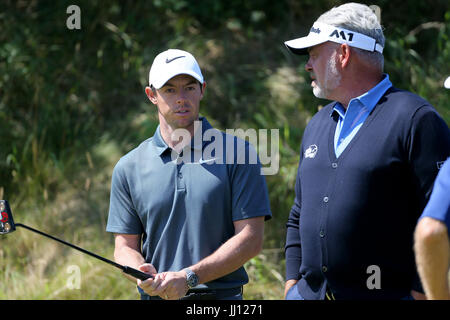 In Irlanda del Nord la Rory McIlroy (sinistra) e Darren Clarke parlare durante la seconda giornata di Campionato aperto 2017 al Royal Birkdale Golf Club, Southport. Foto Stock