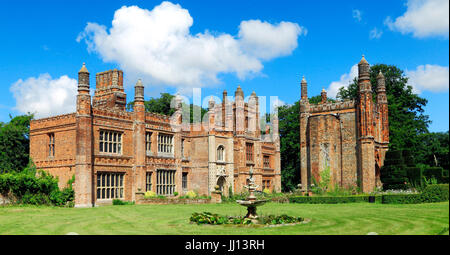 Oriente Barsham Manor House, inizi del XVI secolo, facciata sud e Gatehouse, Norfolk, Inghilterra, Regno Unito Foto Stock