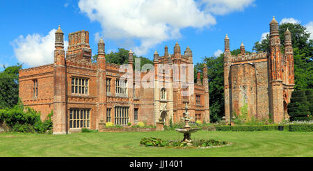 Oriente Barsham Manor House, inizi del XVI secolo, facciata sud e Gatehouse, Norfolk, Inghilterra, Regno Unito 3 Foto Stock