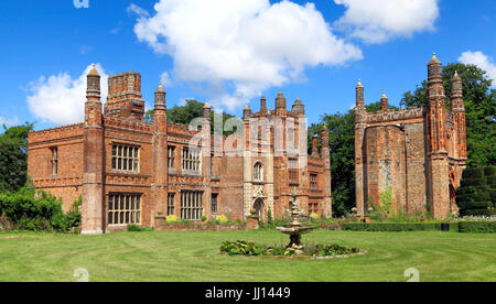 Oriente Barsham Manor, Tudor periodo, Manor House, inizi del XVI secolo, facciata sud, Gatehouse, Norfolk, Inghilterra, Regno Unito Foto Stock