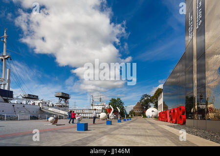 Kaliningrad, Russia - 14 Luglio 2017: alcune persone stanno visitando espositiva del museo del mondo oceano Foto Stock