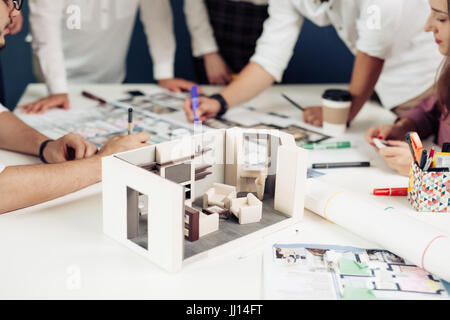 Fiducioso team di ingegneri che lavorano insieme in uno studio di architetto Foto Stock