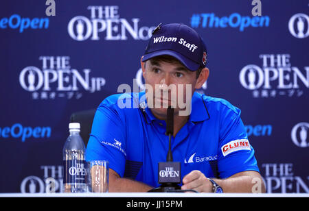 Repubblica di Irlanda's Padraig Harrington parla nel corso di una conferenza stampa durante la pratica giorno due del Campionato Open 2017 al Royal Birkdale Golf Club, Southport. Foto Stock