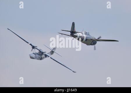 Grumman Wildcat & costruttiva PBY Catalina volare insieme al Flying Legends Air Show Foto Stock