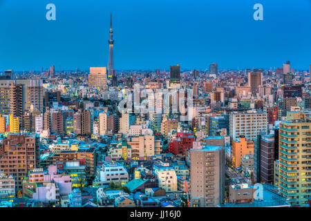 Lo skyline della città al tramonto dalla Bunkyo Civic Center Building, Tokyo, Giappone. Foto Stock