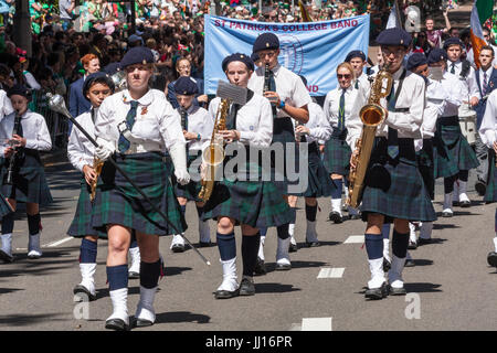 St Patricks College di Marching Band in il giorno di San Patrizio parade, Sydney, Nuovo Galles del Sud, Australia Foto Stock