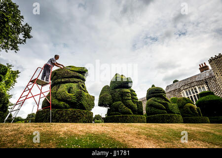 Chris Riley, ritirato il capo giardiniere al posto di Hall, Bexley, torna a rifinire la Queen's bestie, un insieme di boccole topiaria da fashioned dopo ANIMALI ARALDICI Foto Stock