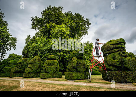 Chris Riley, ritirato il capo giardiniere al posto di Hall, Bexley, torna a rifinire la Queen's bestie, un insieme di boccole topiaria da fashioned dopo ANIMALI ARALDICI Foto Stock